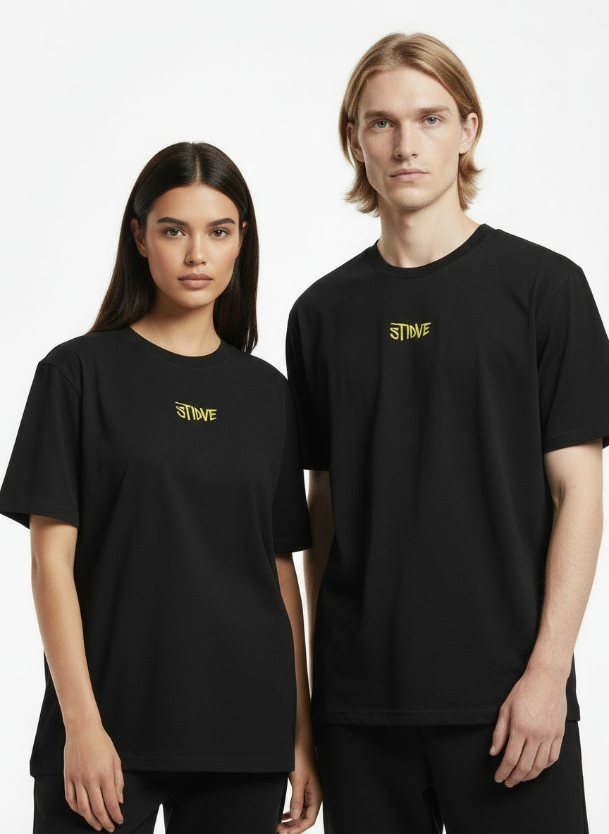 Close-up of the model wearing STRIVE - Yellow Summit - Marškinėliai